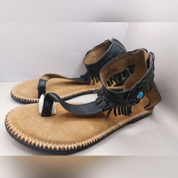 Manitobah Sandles - Picture 2 of 3